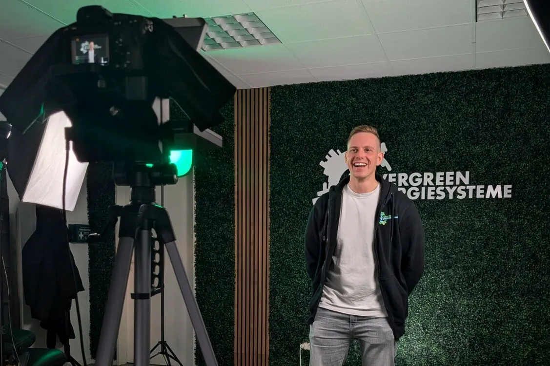 Technik hilft bei langen Erklär-Videos Igor Lang, Geschäftsführer von Evergreen Energiesysteme, nutzt den Teleprompter auf der Kamera..